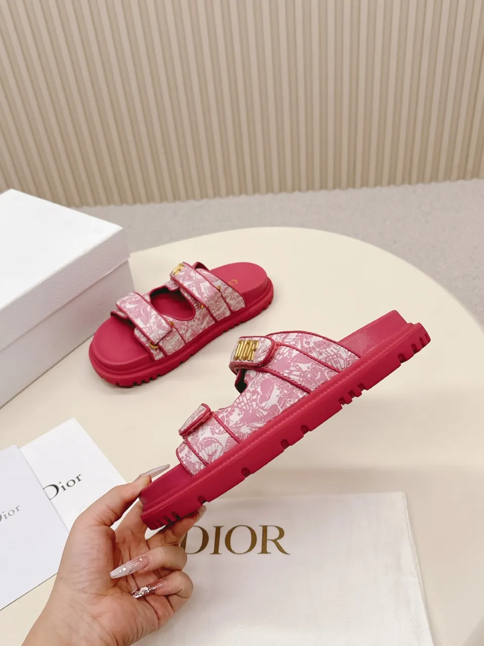 👟👟Ex-factory price 460👟👟 This black sheepskin DiorAct sandal is fashionable. Paired with an insole that fits the shape of your foot, it's made of exceptionally lightweight and comfortable leather. The upper straps feature a Velcro closure and feature a gold-finish metal "DIOR" logo. Can be matched with various styles to show modern style. Gold-finish metal "DIOR" logo Two adjustable Velcro straps Leather insole that fits the shape of your foot Soft and lightweight texture EVA sole decorated with Christian Dior's lucky star symbol Made in Italy Size 35--42 (Customized sizes 41 and 42 are non-refundable)